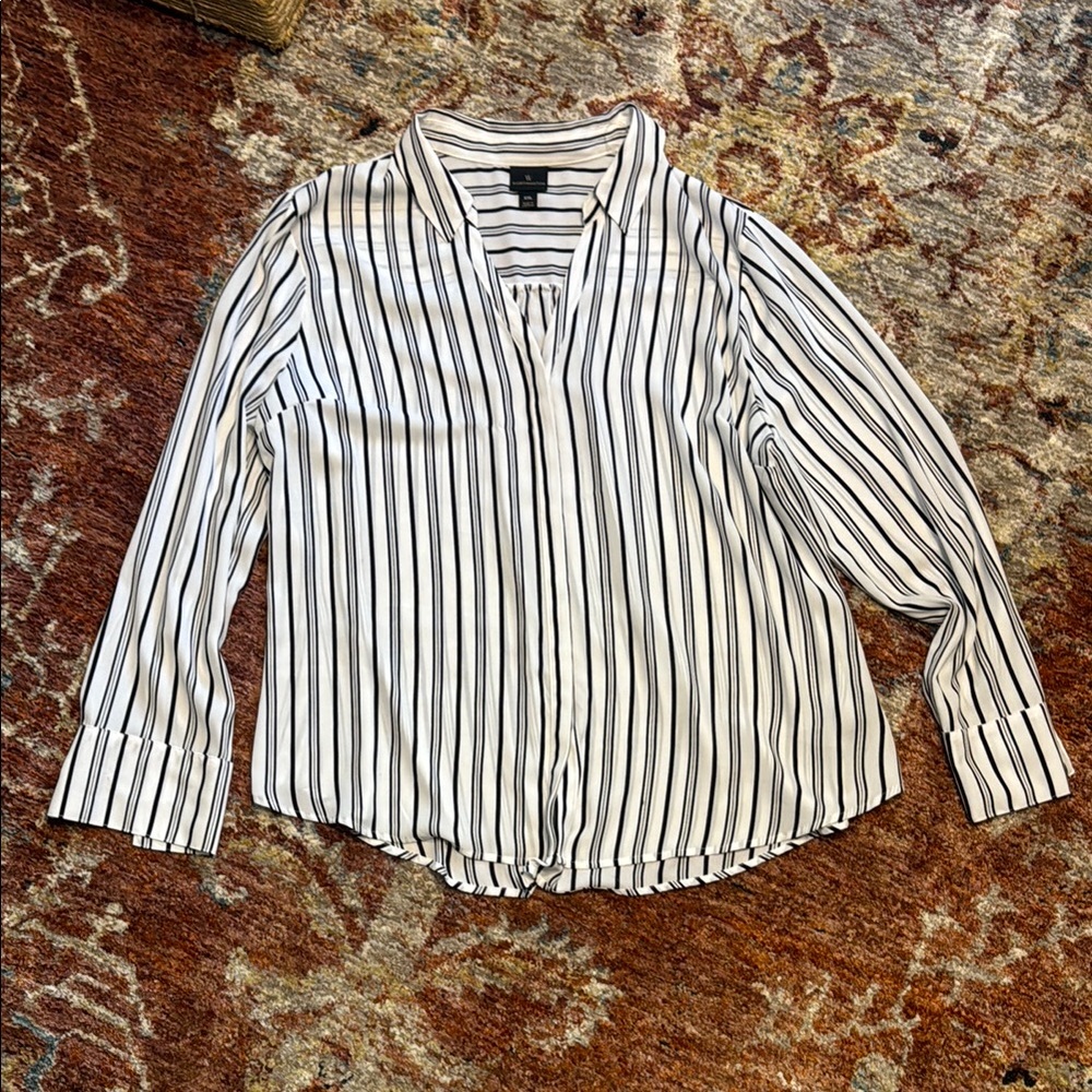 💕Worthington Striped Black and White Hidden Button Down Top